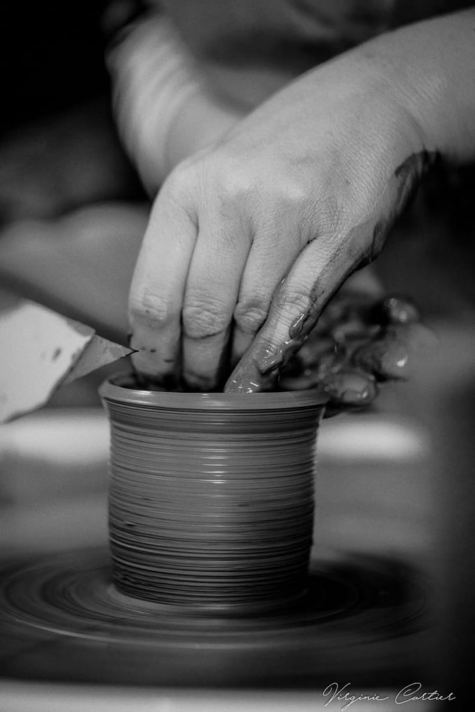 Les mains de Claire sur la girelle de son tour.